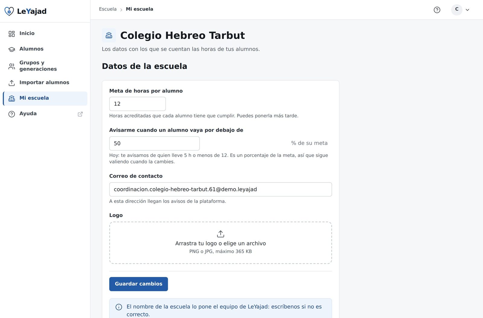 Pantalla Mi escuela con la meta de horas por alumno, el umbral de la alarma con su ayuda en horas, el correo de contacto y el logo; más abajo, fuera de la imagen, la lista de coordinadores.