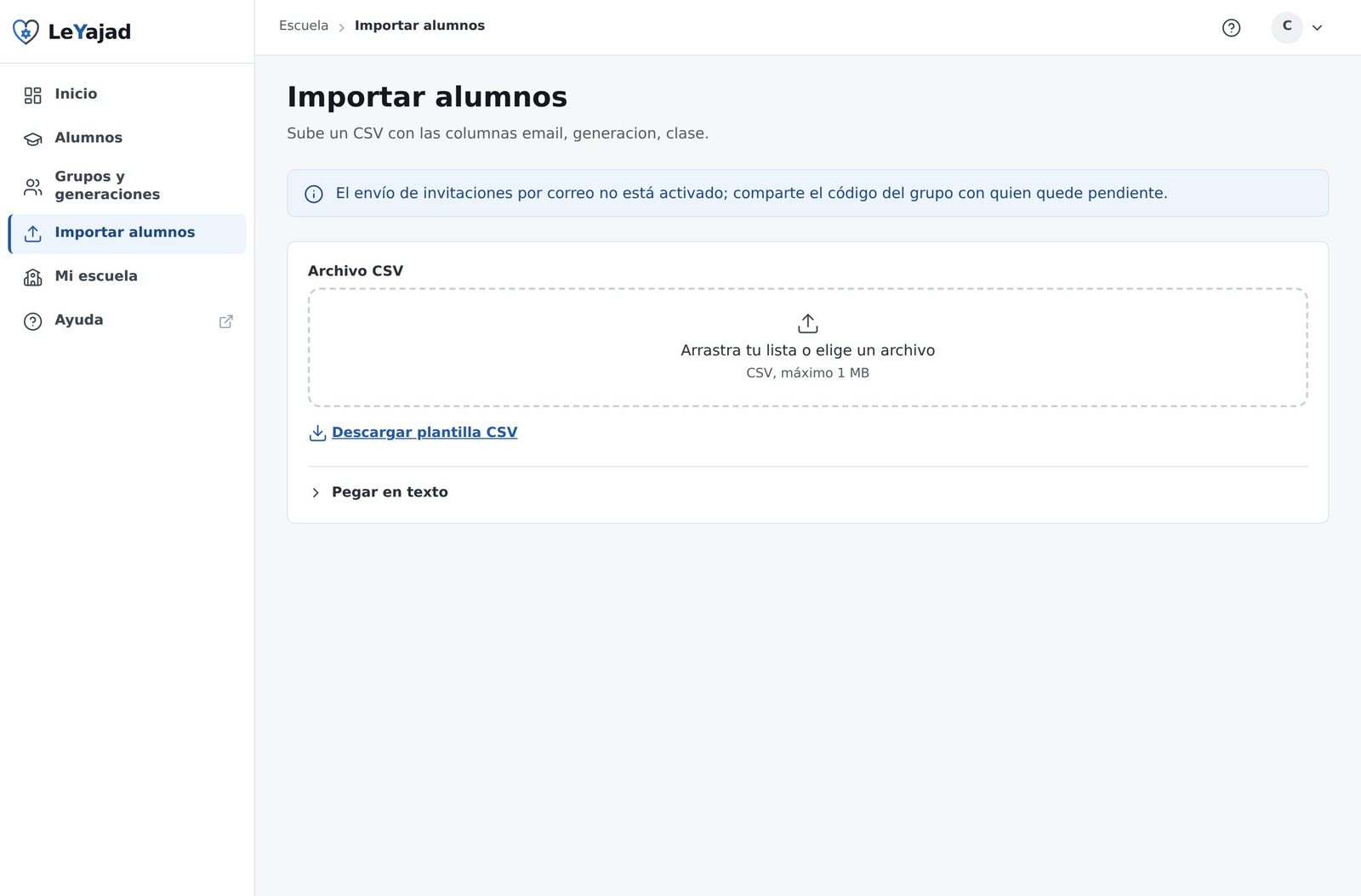 Pantalla de importar alumnos, con el área para arrastrar el CSV, el enlace de descargar plantilla y una sección plegable para pegar la lista en texto.