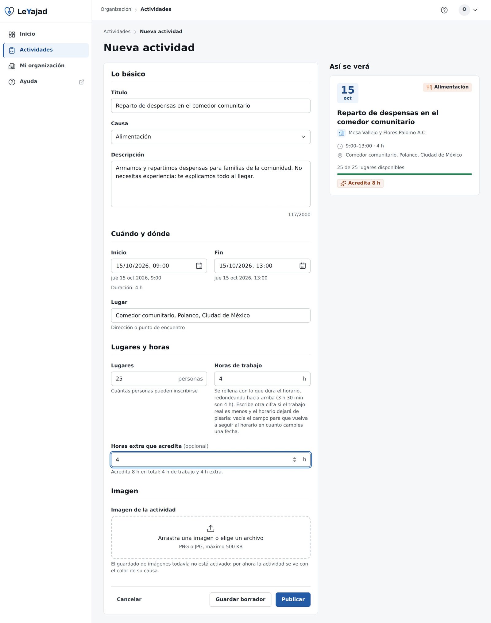 El mismo formulario relleno: título, causa Alimentación, descripción, fechas, lugar, 25 lugares, 4 horas de trabajo y 4 horas extra; a la derecha la vista previa de la tarjeta con el distintivo «Acredita 8 h».