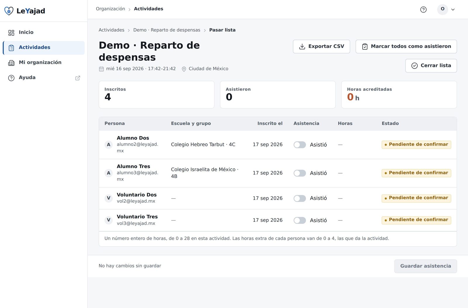 Pantalla de pasar lista con cuatro personas, columnas de escuela y grupo, interruptores de asistencia encendidos, horas por persona y el botón Guardar asistencia.