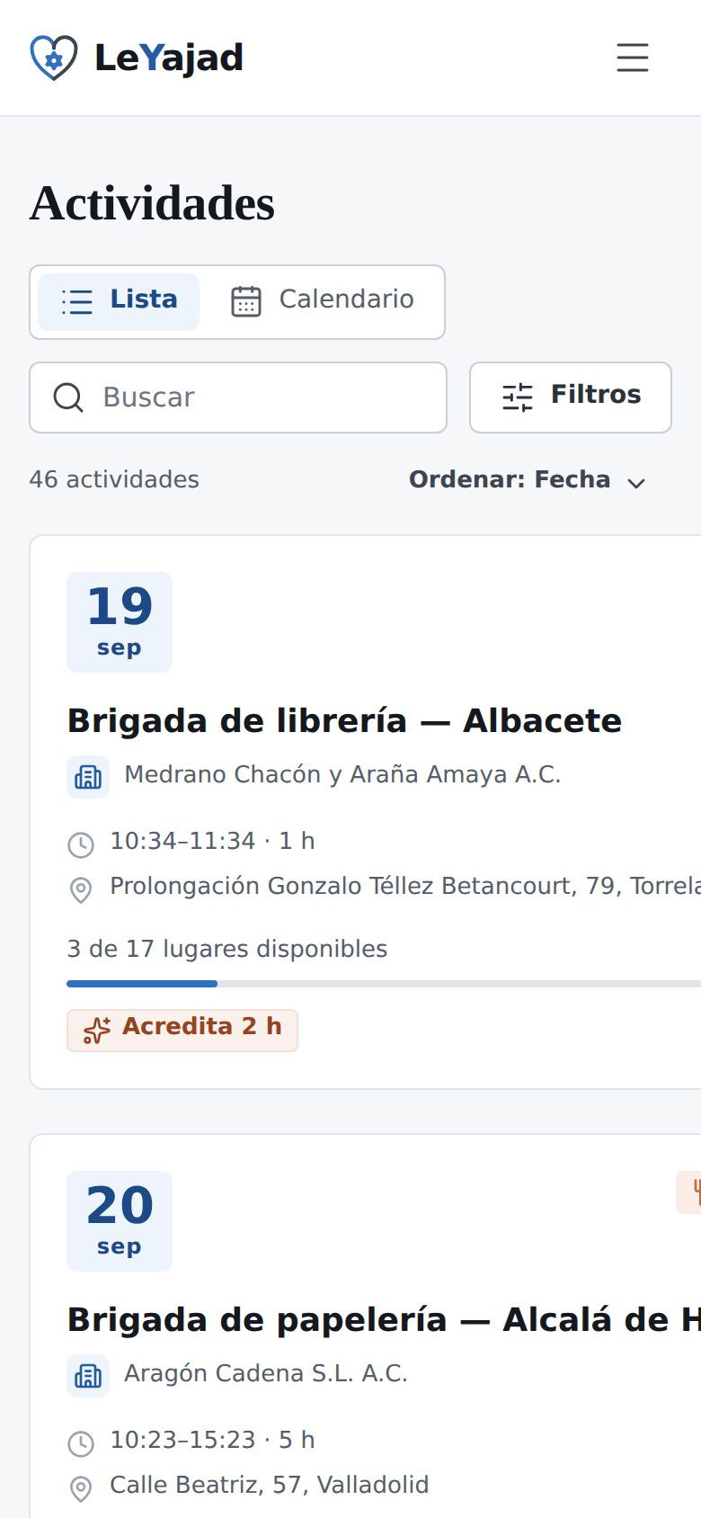El mismo catálogo en un teléfono: tarjetas a una columna y un botón de filtros.